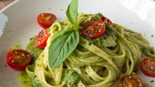 Pâtes crémeuses au pesto de basilic et tomates cerises