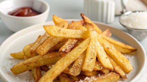 Frites classiques au four : une version légère et croustillante, sans friture. Parfaites pour se faire plaisir sans excès, avec juste 3 ingrédients !